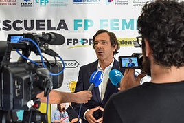 Luis Rodríguez atiende a los medios tras un evento organizado por Federación del Metal de la provincia de Alicante.