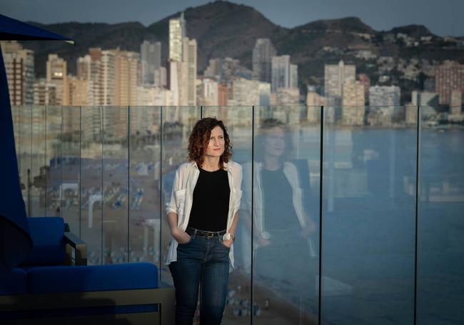 Elisa Ferrer ante el 'skyline' de Benidorm.