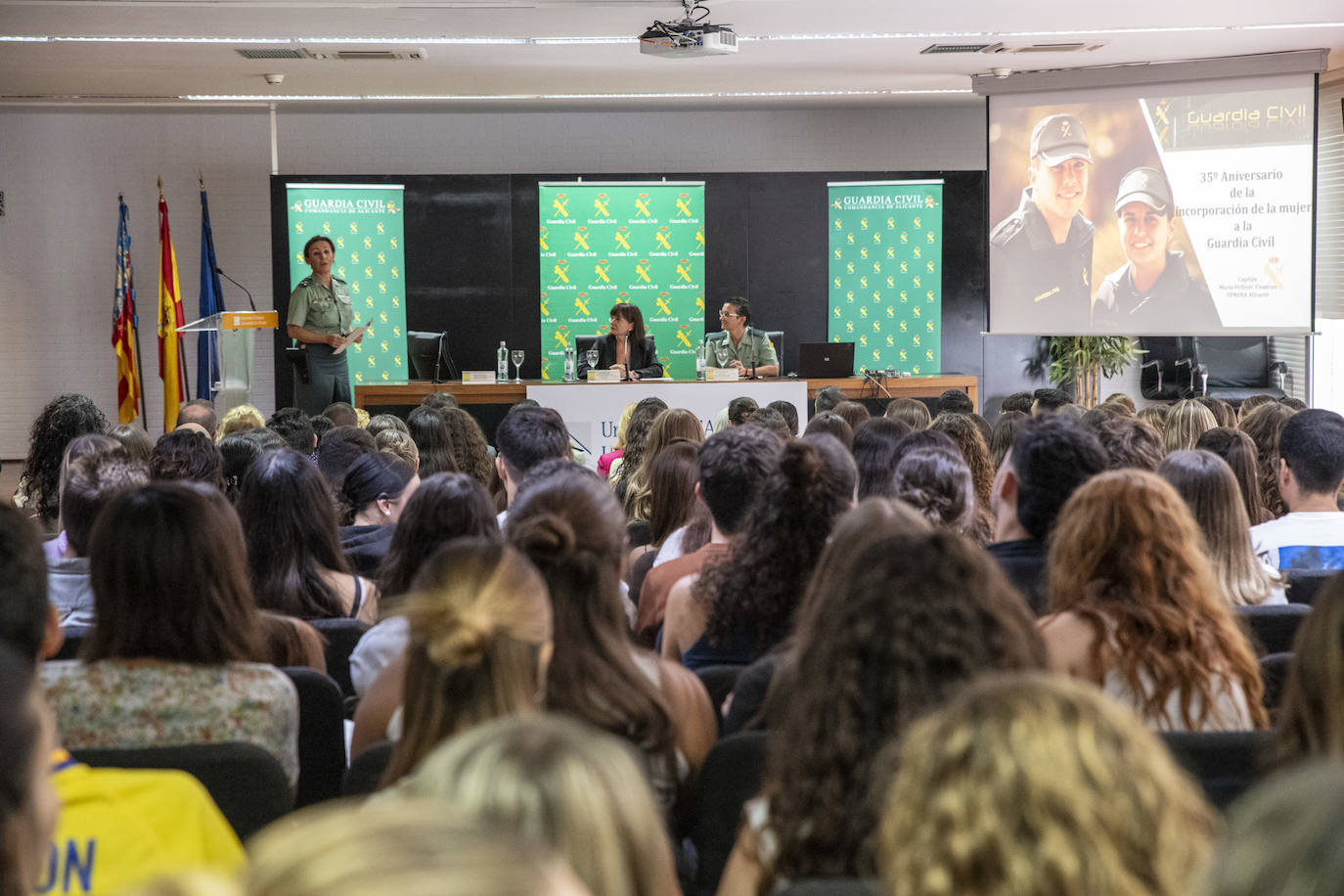 Conferencia sobre la presencia de las mujeres en la Guardia Civil