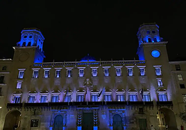El Ayuntamiento de Alicante iluminado con los colores de la bandera de Israel