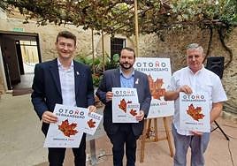 El concejal de Cultura y Turismo del Ayuntamiento de Orihuela, Gonzalo Montoya; el director de la Casa Museo Miguel Hernández, Tomás Serna; y el director de la Fundación Miguel Hernández, Aitor Larrabide, en la presentación del Otoño Hernandiano.