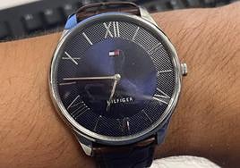 Un reloj de muñeca que deberá cambiar la hora a finales de mes.