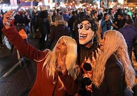 Personas disfrazadas en una fiesta de Halloween.