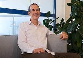 El escritor Roberto Santiago en la redacción de TodoAlicante.