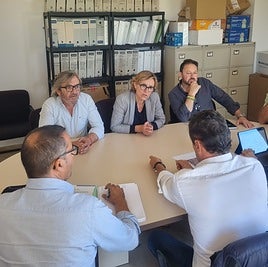 Reunión entre la alcaldesa Rosa Cardona y resposables de la conselleria de Medio Ambiente.