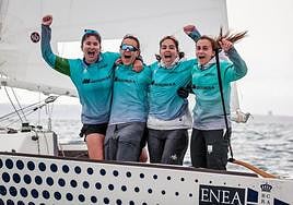 La tripulación del Team Baleària-RCNP celebrando la victoria.