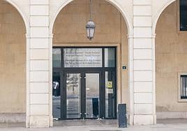 Entrada de la Audiencia Provincial de Alicante.
