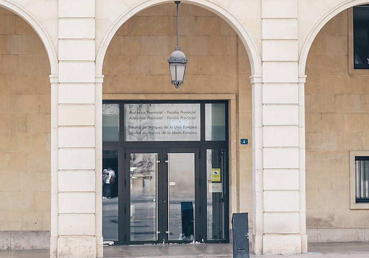 Entrada de la Audiencia Provincial de Alicante.