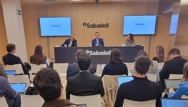 El consejero delegado de Banco Sabadell, César González-Bueno, en el centro durante la presentación.