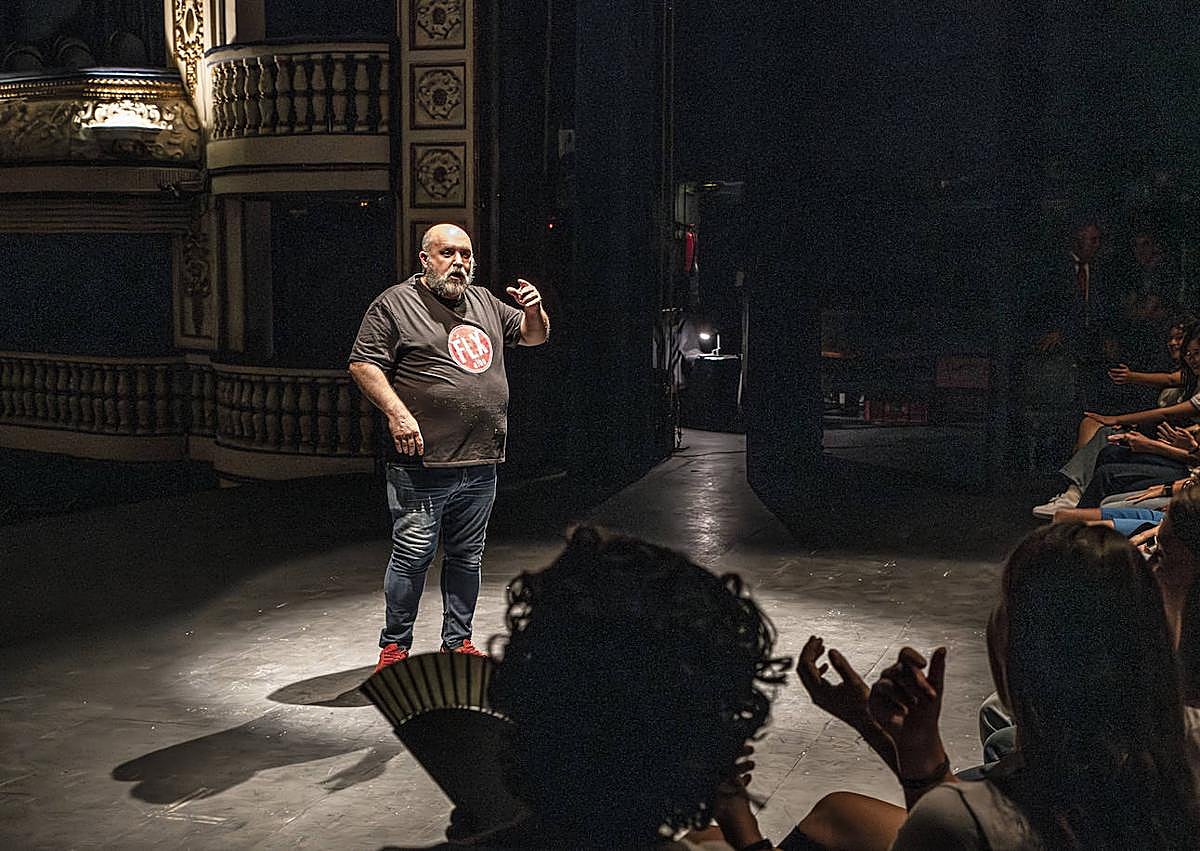 Imagen secundaria 1 - Actuación de Félix Albo en el ciclo 'Cuento tras el telón'.