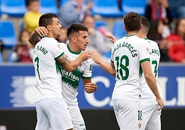 Plano, Garcés y Blanco felicitan a Nico tras su gol en Huesca