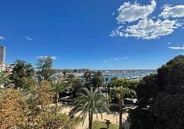El cielo de Alicante con 28 grados de temperatura en la ciudad y algo de nubes.