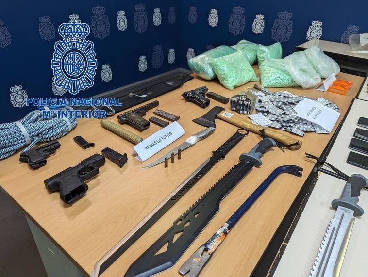 Armas requisadas en la intervención policial.