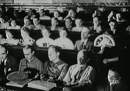 Miguel Hernández (abajo la derecha) por primera vez en vídeo.