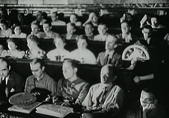 Miguel Hernández (abajo la derecha) por primera vez en vídeo.