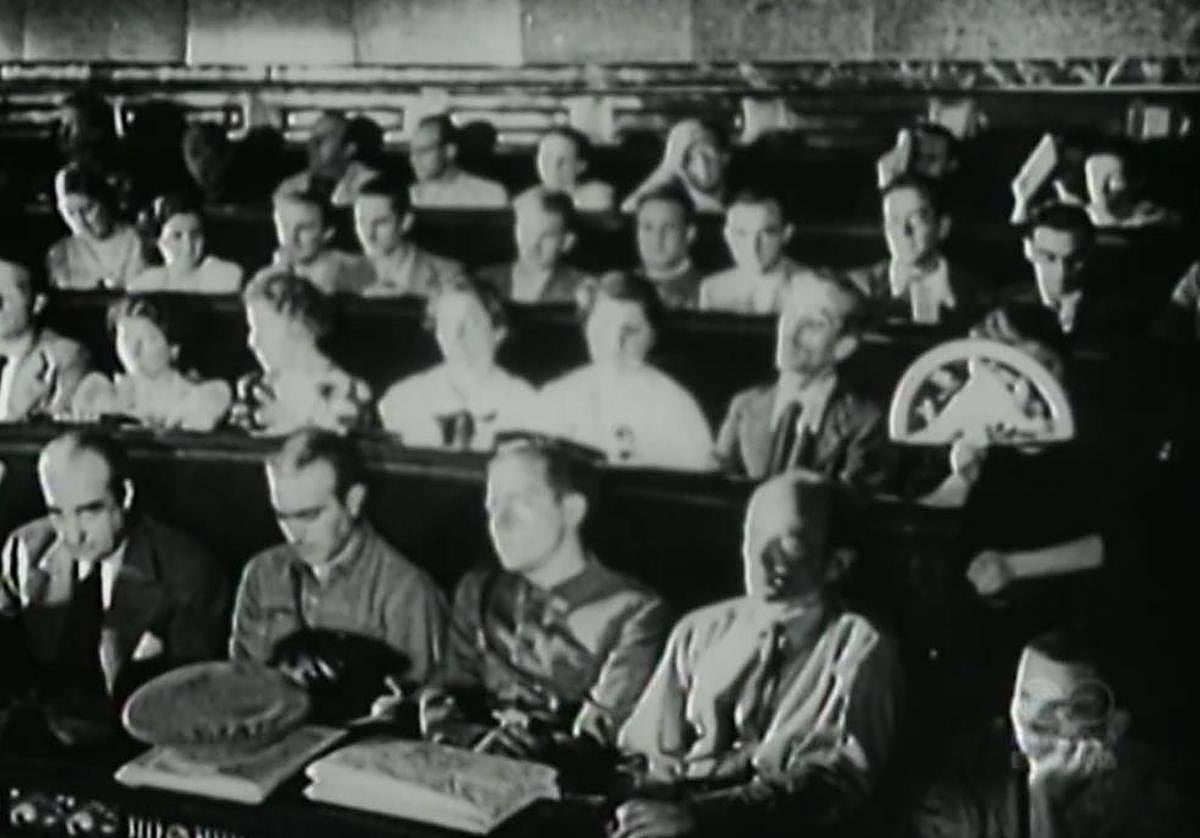 Miguel Hernández (abajo la derecha) por primera vez en vídeo.