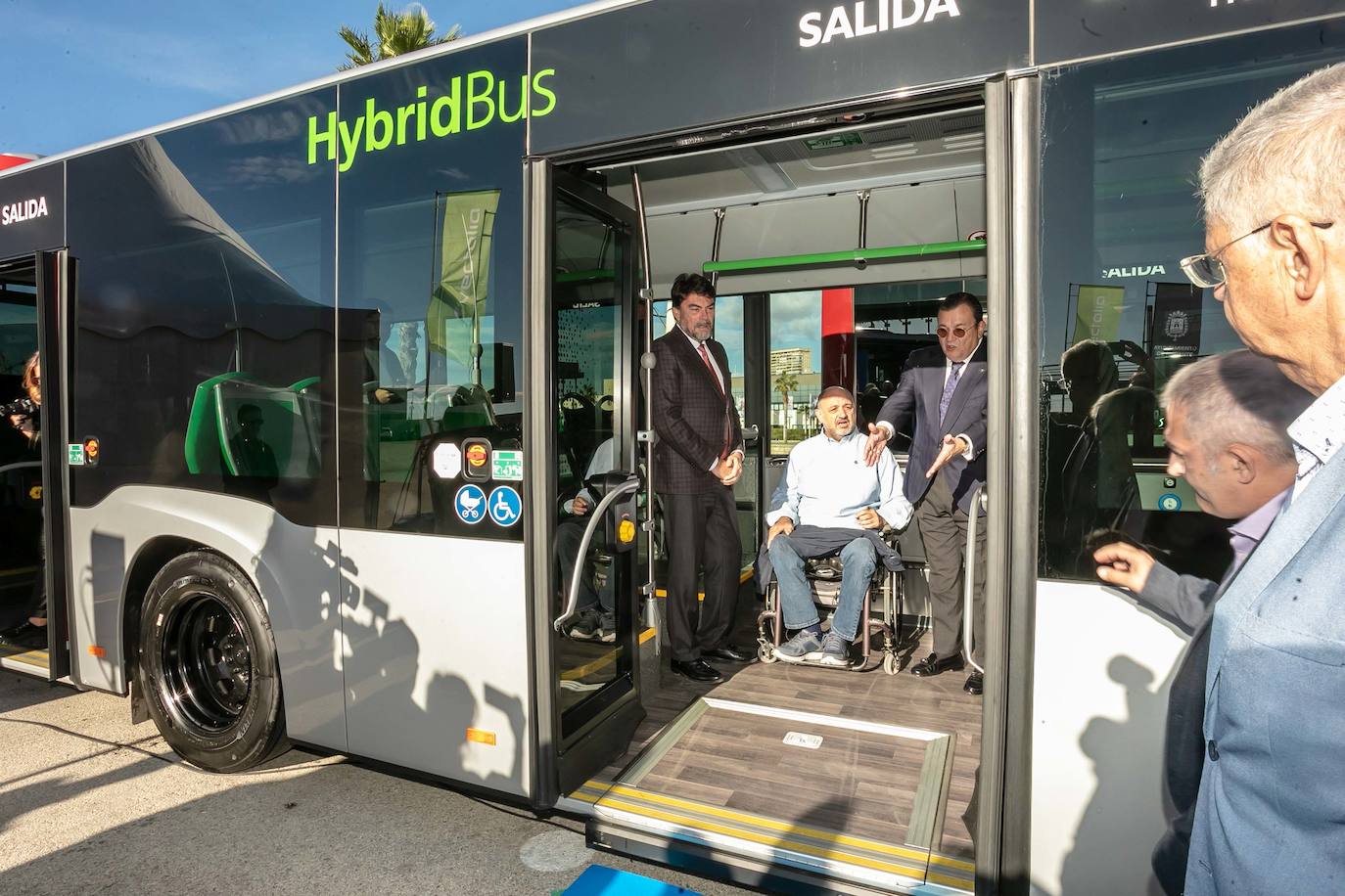 Una personas con movilidad reducida utilizando la rampa del autobús.