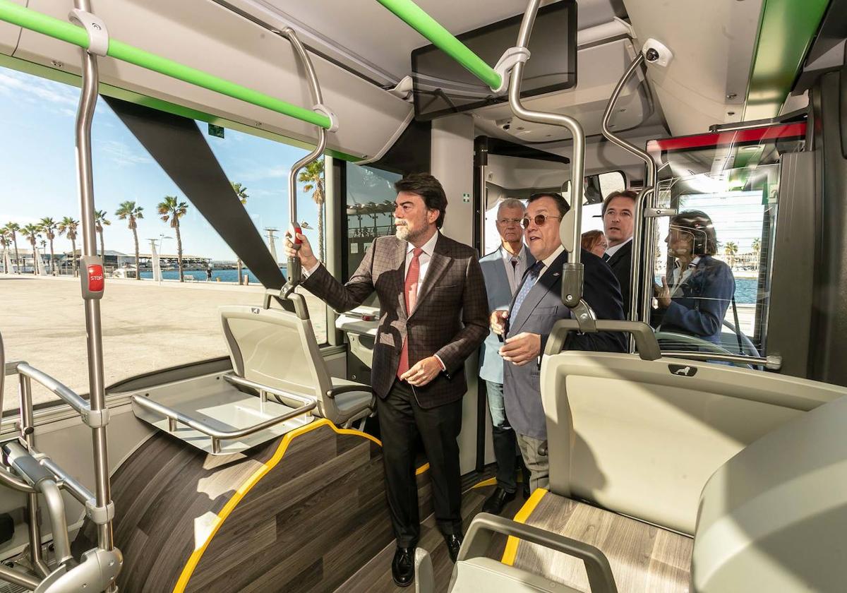 Los autobuses del futuro empiezan a circular por las calles de Alicante
