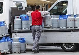 Un operario descarga un camión de Cepsa.