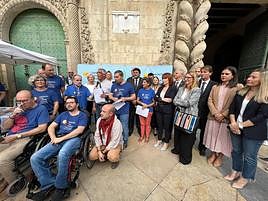 Encuentro en la plaza del Ayuntamiento para conmemorar el Día Nacional del DCA.