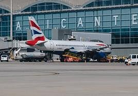Avión en la zona de embarque del aeropuerto de Alicante-Elche.