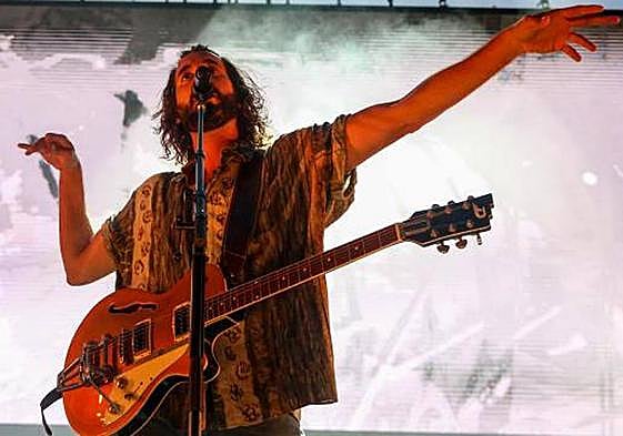 El vocalista de Izal, Mikel Izal, en un concierto.