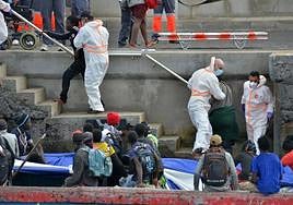 Decenas de migrantes llegan en un cayuco a El Hierro.