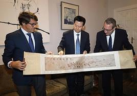 El presidente de la Dputación, Toni Pérez, admira el tapiz que representa la ruta de la seda que partía de Xi'an, regalo de la delegación china.