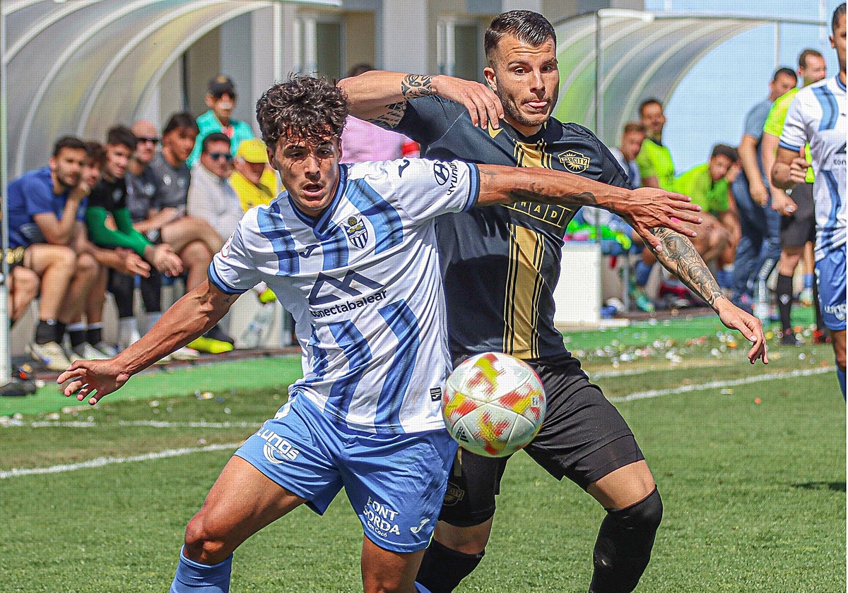 Pol Roigé pelea por el balón con un jugador del Atlético Baleares