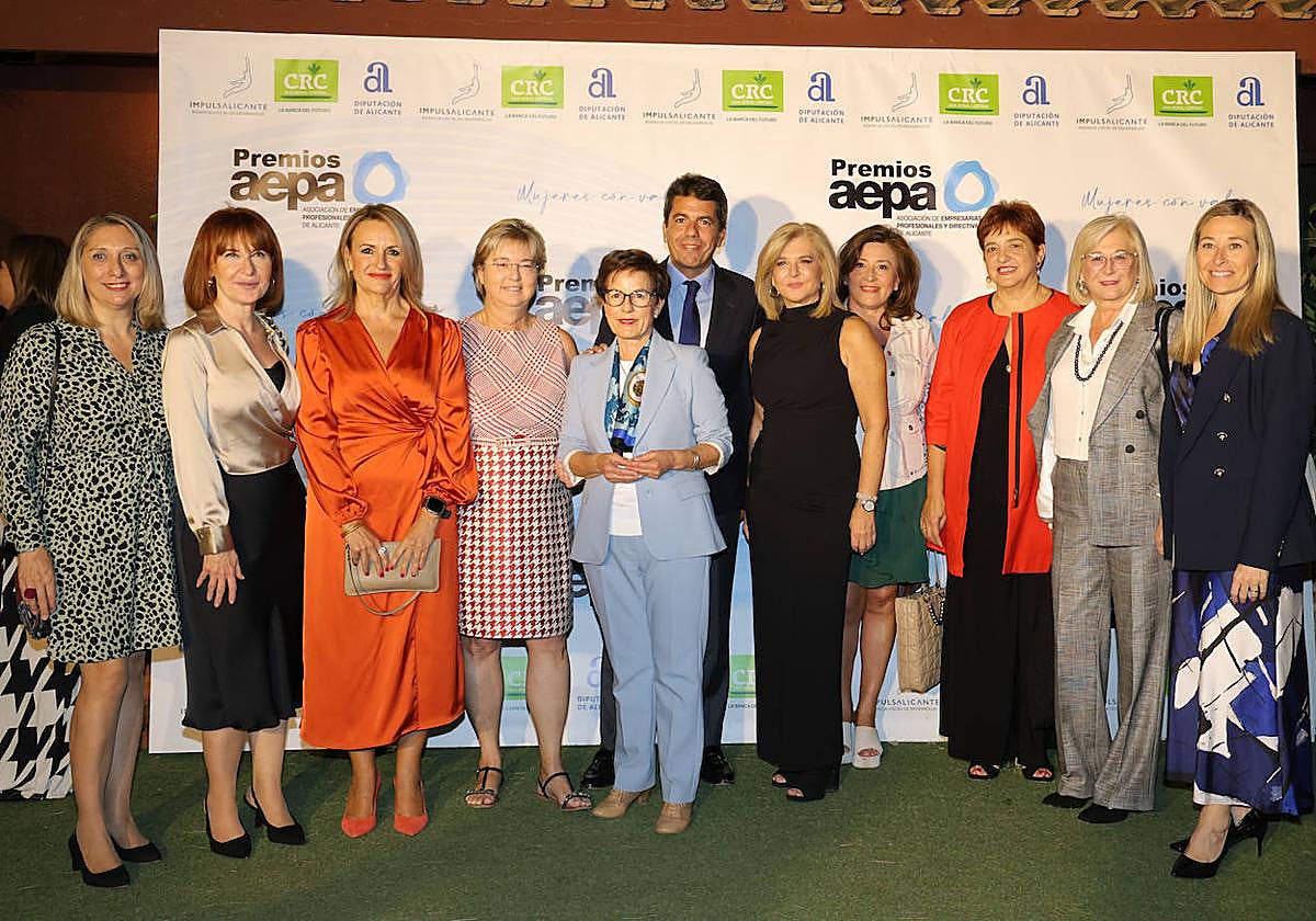 El president de la Generalitat, Carlos Mazón, posa junto a las premiadas.