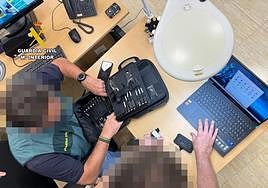 Agentes de la Guardia Civil durante la operación.