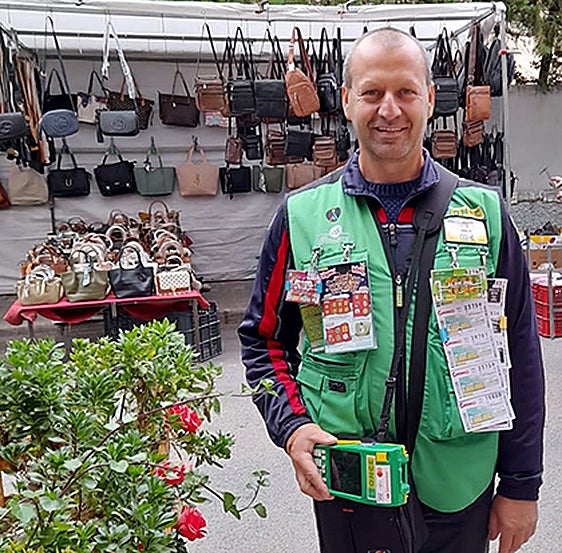 El vendedor de la ONCE Losif Iuliu Turbucz ha llevado la suerte a Ibi.