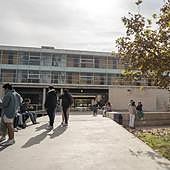 La UA y Aguas de Alicante becarán a tres «jóvenes brillantes» con recursos económicos limitados