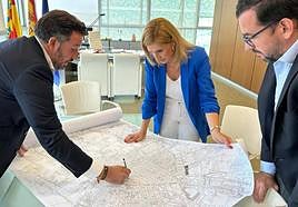 El alcalde de Elche, Pablo Ruz, y el concejal Claudio Guilabert, con la consellera de Infraestructuras, Salomé Pradas.