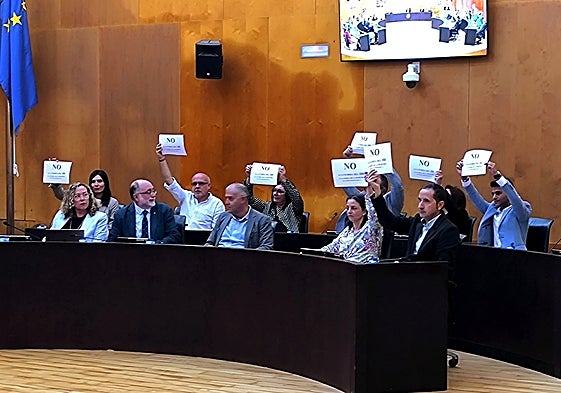 La bancada socialista muestra su desacuerdo con las subidas en el pleno