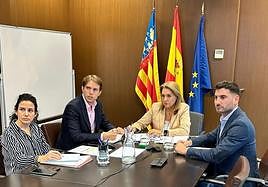 Camarero en la reunión mantenida por videollamada.