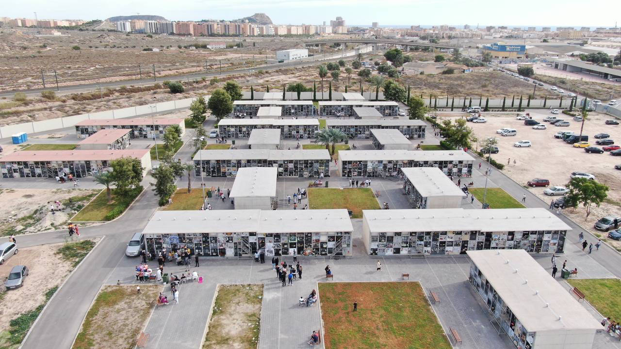 La provincia de Alicante conmemora el día de Todos los Santos en los cementerios