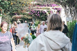 Nutrida afluencia de gente en el camposanto alicantino por el Día de Todos los Santos