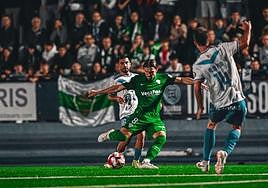 Raúl Guti intenta un disparo entre dos jugadores del Europa