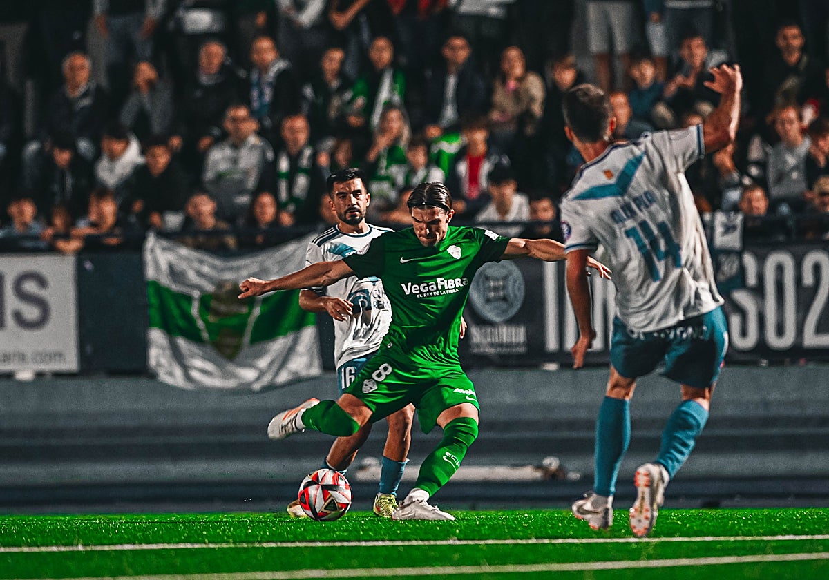 Raúl Guti intenta un disparo entre dos jugadores del Europa