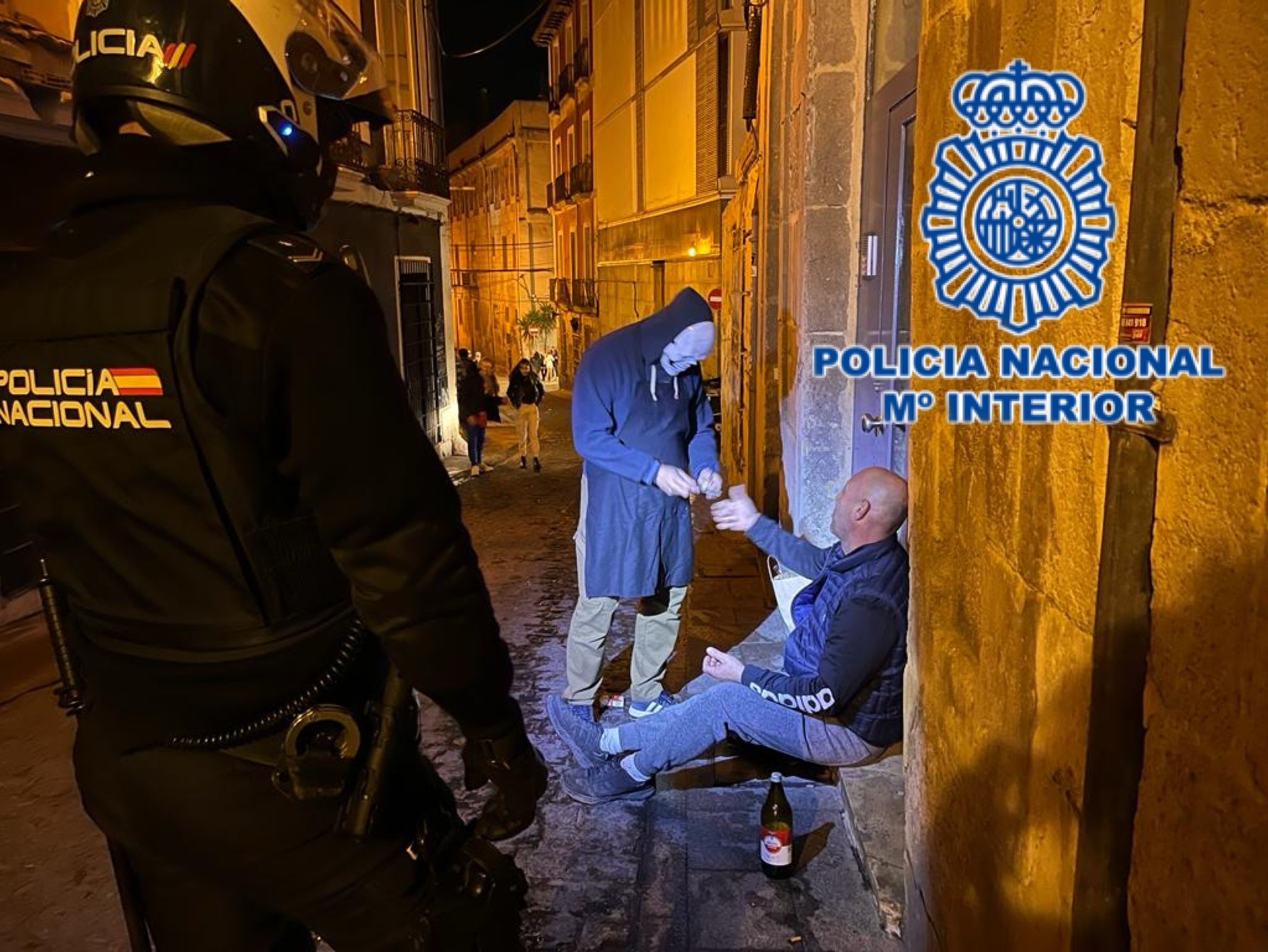 Agente de policia durante una intervención en el centro de Alicante.