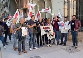 Concentración a las puertas de la Casa de las Brujas de Alicante.