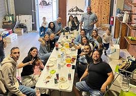 Algunos de los socios de La festa per davant, la nueva barraca de las Hogueras de Alicante.