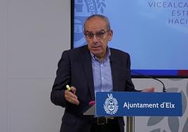 El concejal de Estrategia Municipal, Hacienda y Urbanismo, Francisco Soler, en la rueda de prensa de presentación.