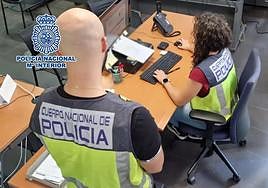 Dos agentes de la Policía Nacional trabajan en una investigación.