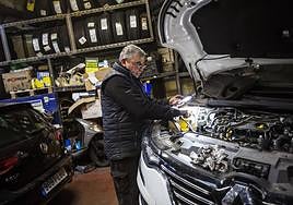 Un mecánico trabaja en un coche.