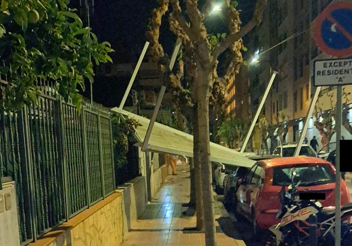 Una pérgola cae desde un quinto piso en Benidorm debido a las fuertes rachas de viento