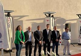 Imagen de los representantes de la empresa y de la Generalitat en la nueva estación.