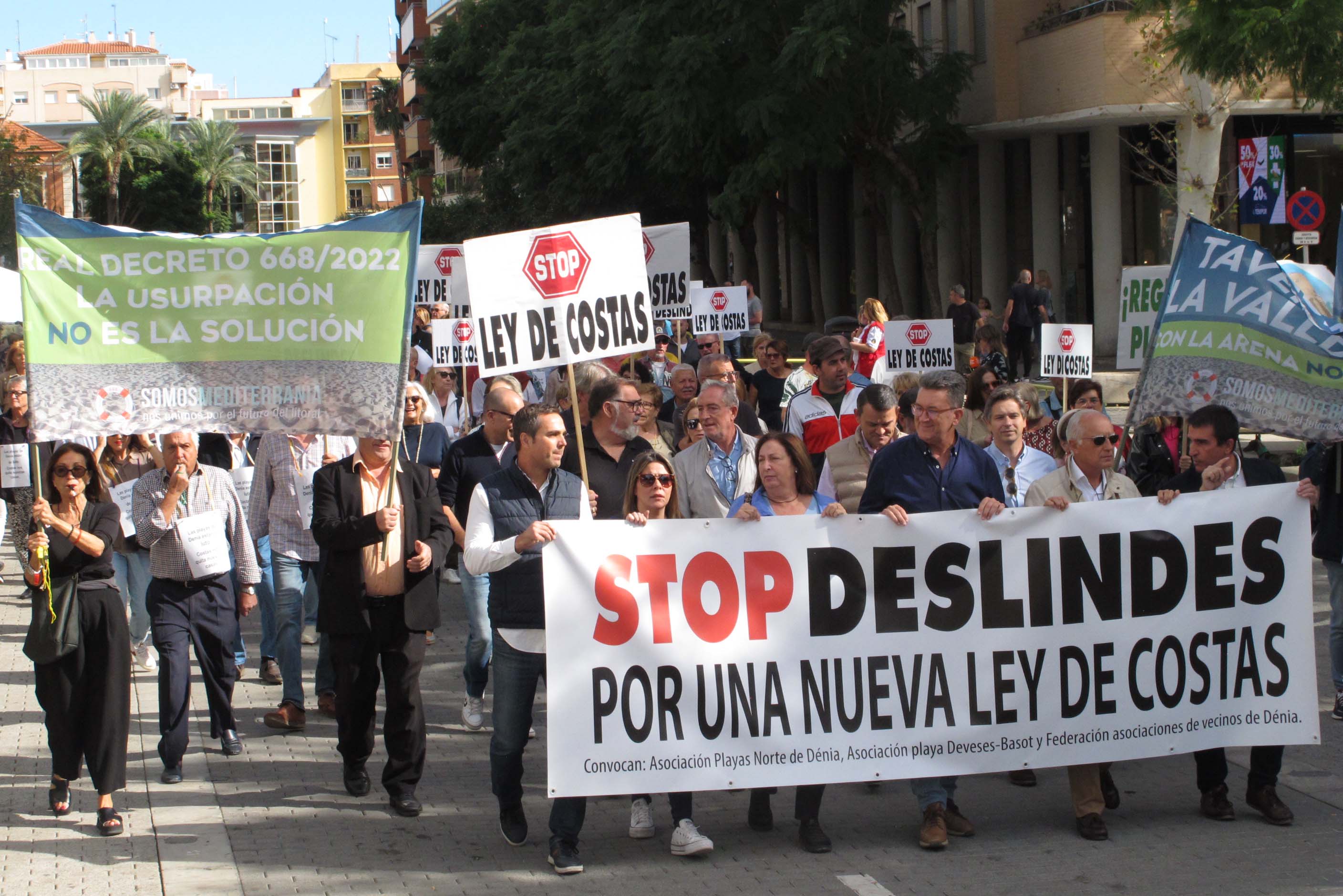 Los manifestantes han recorrido las calles del centro de Dénia.