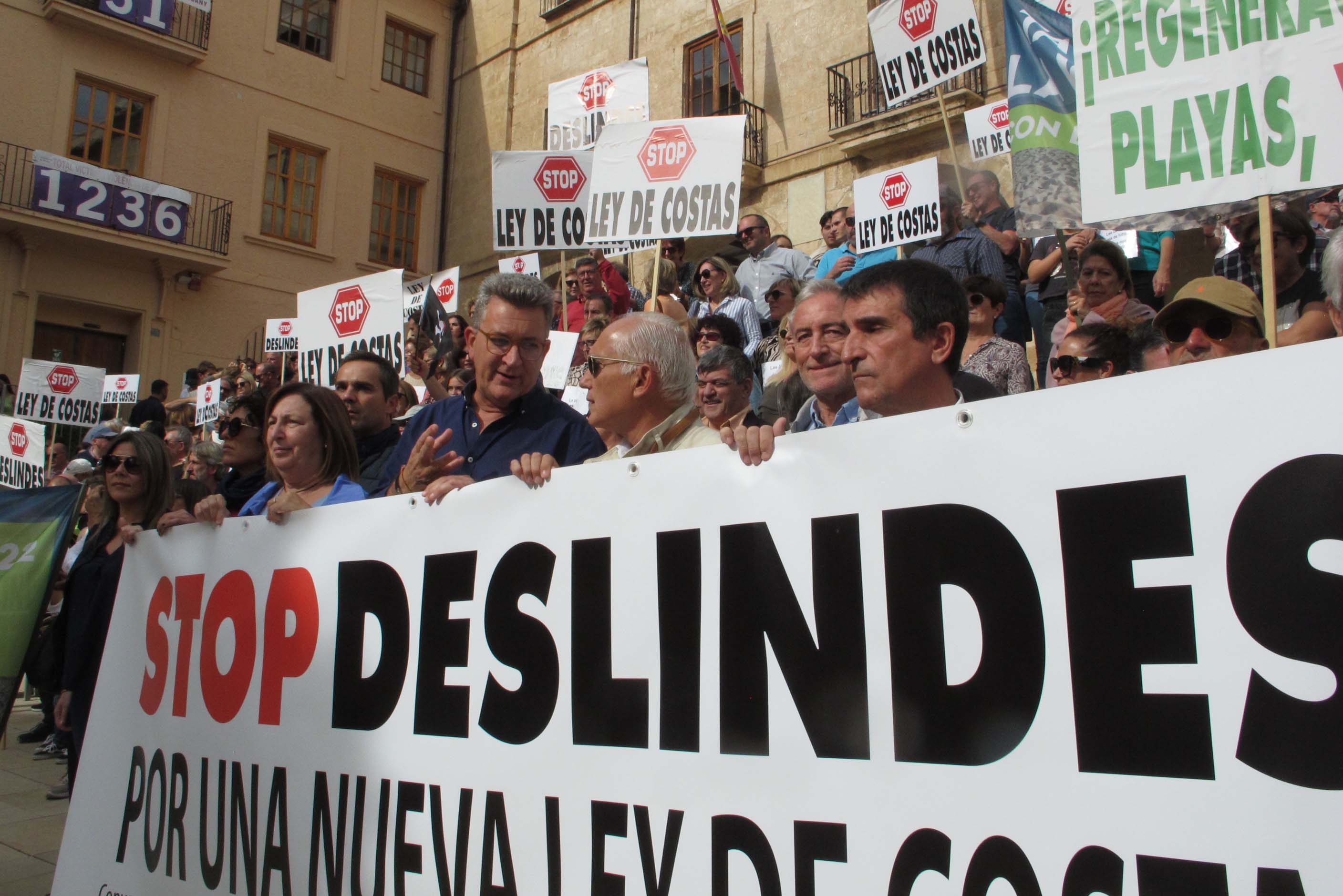 Los manifestantes han recorrido las calles del centro de Dénia.